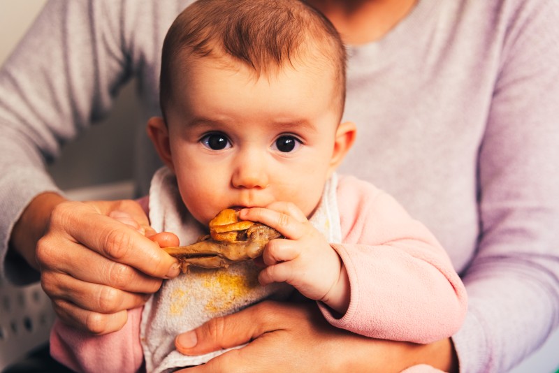 Kiedy zacząć rozszerzać dietę niemowlaka i co mu podawać?