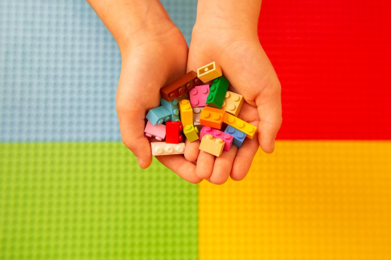 Jak wybrać bezpieczne zabawki dla niemowląt – na jakie aspekty zwrócić uwagę